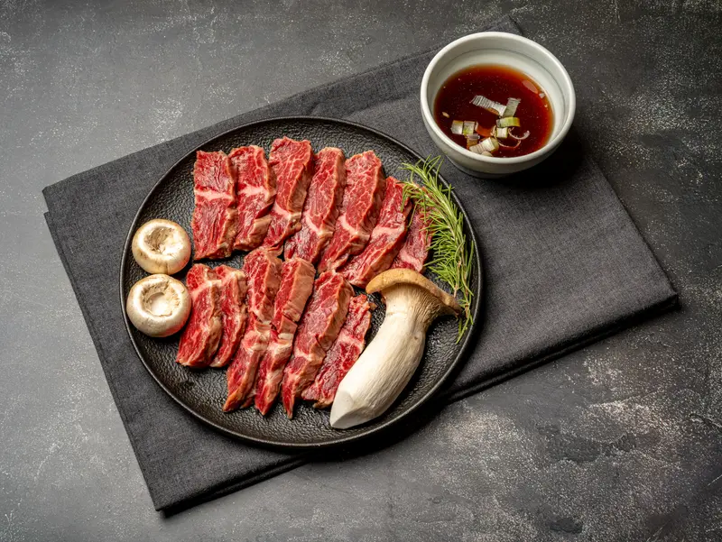 토시주물럭 170g — 우주집 홍대본점 숯불 그릴 위의 생갈비살 — Korean BBQ in Seoul